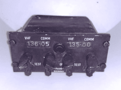 Instrumento de Rádio VHF usado na cabine do Xavante AT 26