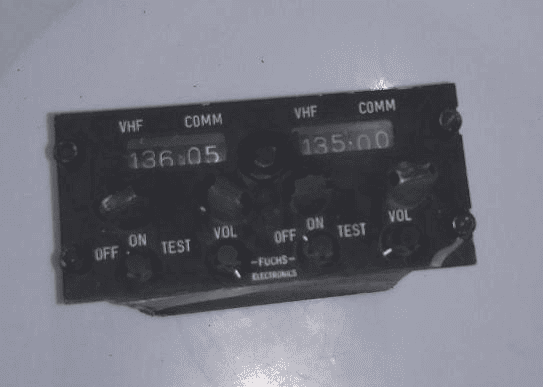Instrumento de Rádio VHF usado na cabine do Xavante AT 26