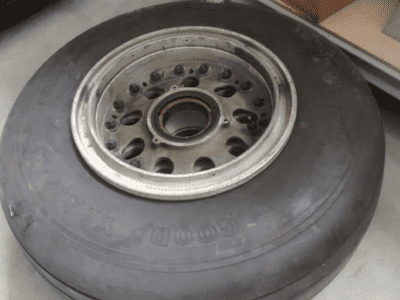 Roda com pneu do trem principal Boeing 737