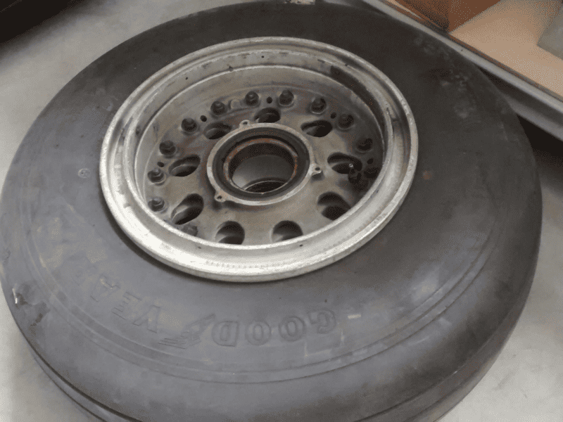 Roda com pneu do trem principal Boeing 737