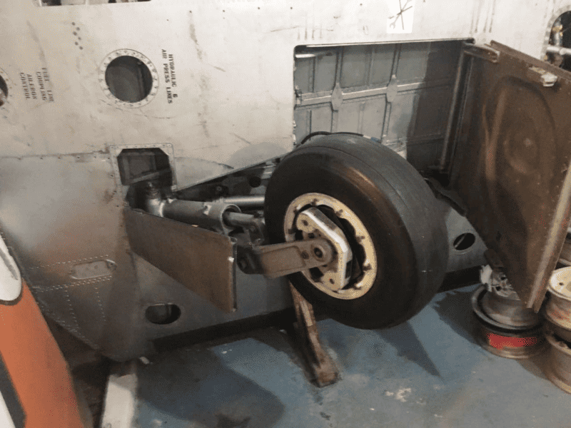 Asa Completa com Trem de Pouso do AT 26 Xavante