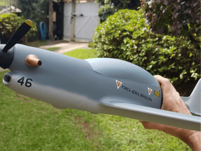 Maquete em Resina do AT-27 Cinza