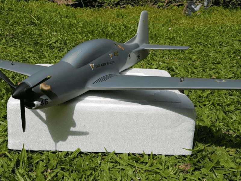 Maquete em Resina do AT-27 Cinza