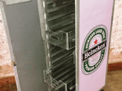 Trolley carrinho usado para servir bebidas e comidas em avião