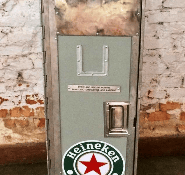Trolley carrinho usado para servir bebidas e comidas em avião