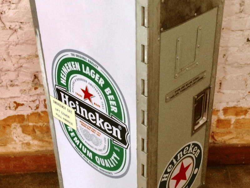 Trolley carrinho usado para servir bebidas e comidas em avião