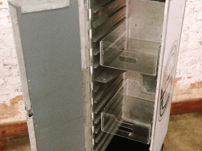 Trolley carrinho usado para servir bebidas e comidas em avião