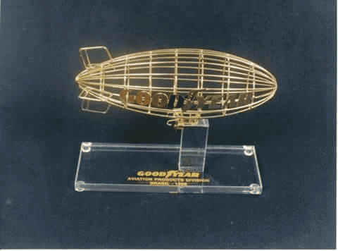 Réplicas Aviões, Helicópteros, Balões em Aramado