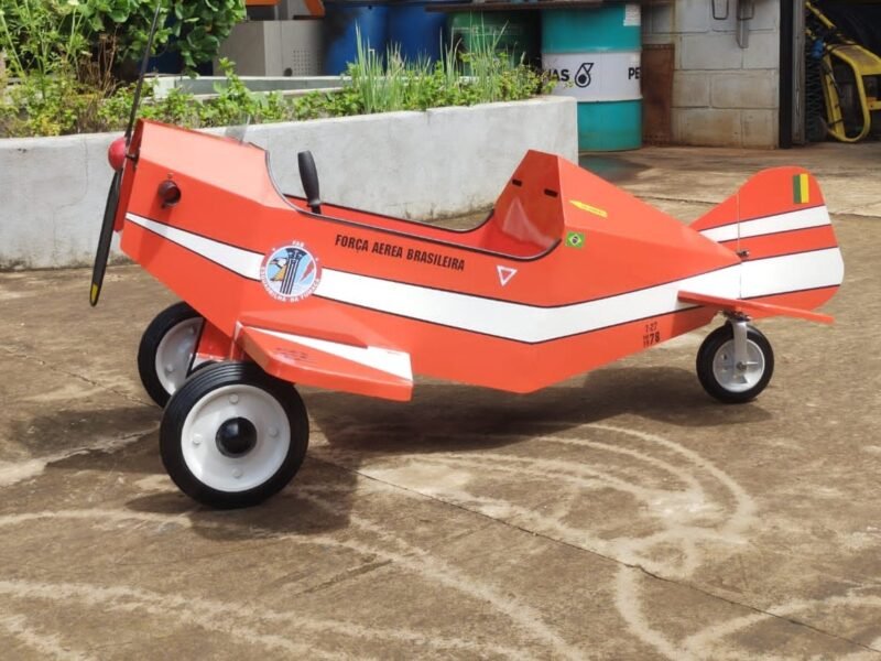 Avião Pedalinho Infantil em Metal Vintage