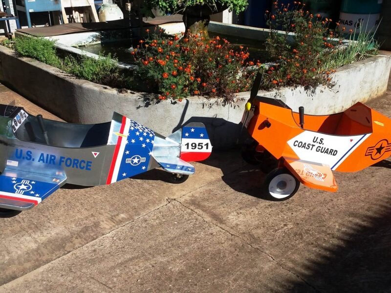 Avião Pedalinho Infantil em Metal Vintage