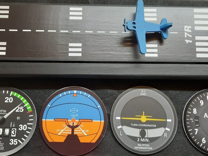 Porta Copos Instrumentos de Voo com Pista para Pouso