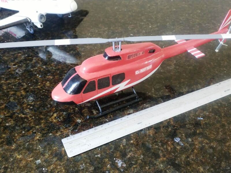 Maquete de Aviões Helicópteros Militares e Civis feito Artesanalmente em Madeira