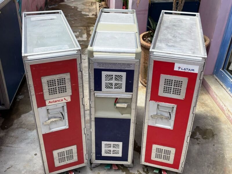 Trolley Carrinho para Servir Comida em Aviões Comerciais USADO para venda.