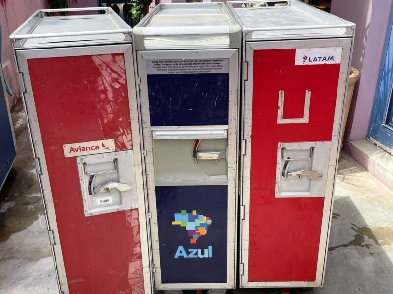 Trolley Carrinho para Servir Comida em Aviões Comerciais USADO para venda.