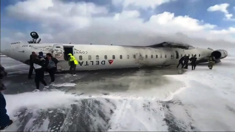 Aviao-da-DELTA-que-capotou-durante-pouso-no-Canada