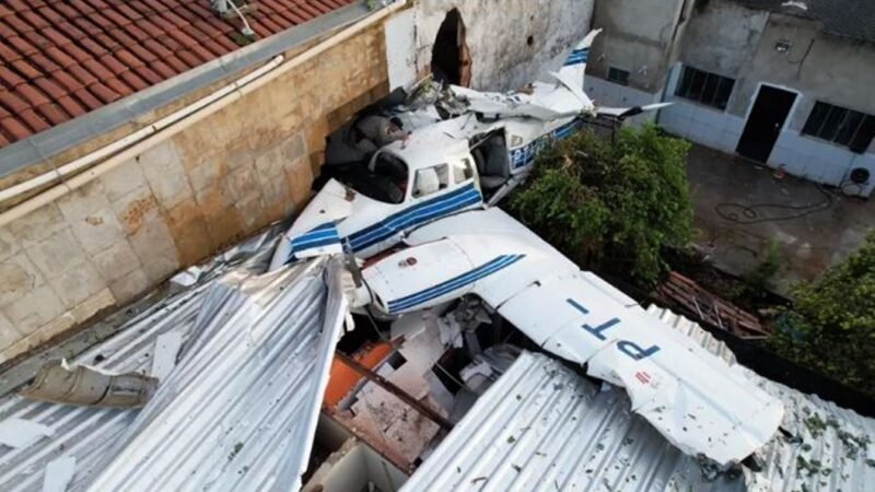 Destroços de aeronave após acidente aéreo no Brasil em 2025, tema abordado no blog da AeroJota
