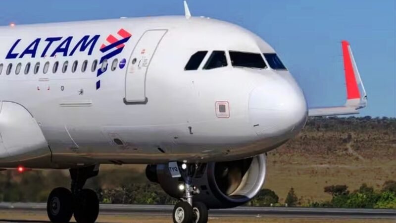 Aviao-da-LATAM