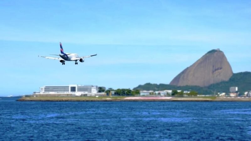 Pouso-no-Aeroporto-Santos-Dumont-RJ.