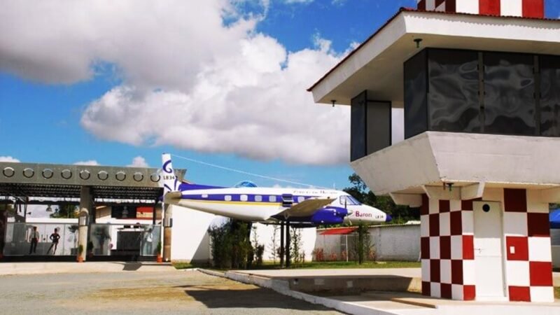 Aviao-Bandeirante-transformado-em-Suite-de-Motel-na-cidade-de-Recife-PE
