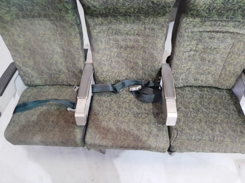 Assento para passageiro avião Boeing 737-300 em tecido. Uma fileira 3 assentos