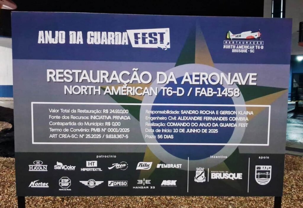 Avão NA T-6 FAB 1458 na cidade de Brusque-SC